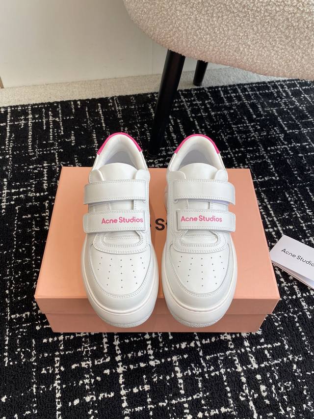 代购级 Acne Studios 24Ss 最新厚底休闲魔术贴笑脸小白鞋渠道牛货！莞货 难得一见的好货！ 最受欢迎的单品当属小白鞋，可以搭配出n种风格，无论你想